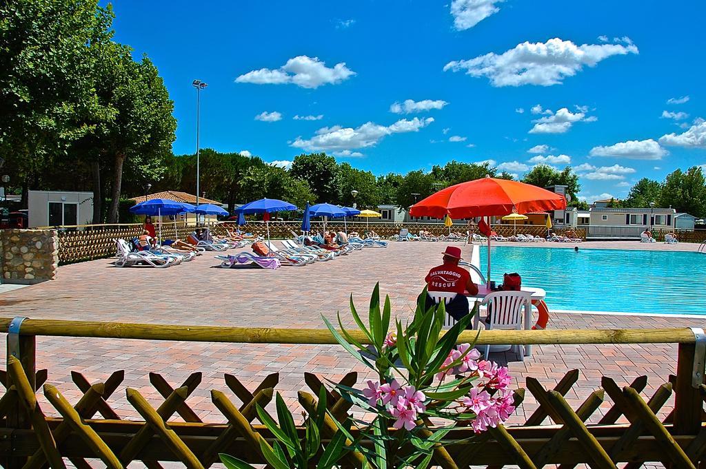 Campeggio del Garda Peschiera del Garda Esterno foto