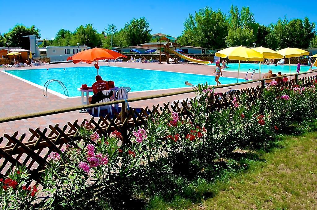 Campeggio del Garda Peschiera del Garda Esterno foto